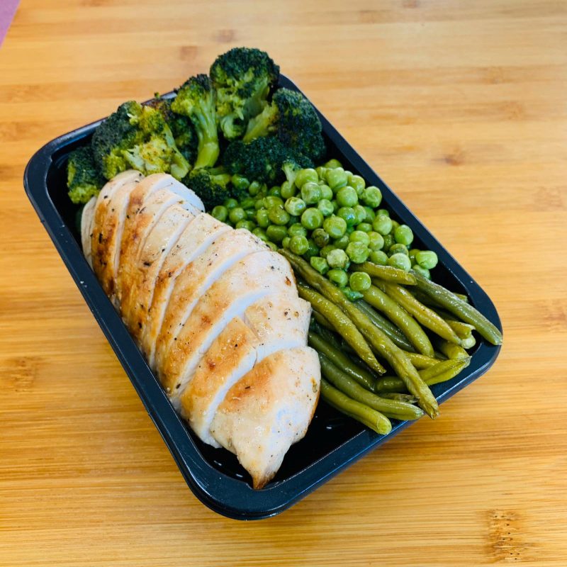 Petto di pollo grigliato con verdure verdi 100GRAMMI Alimentazione sana Petto di pollo grigliato con verdure verdi 100GRAMMI Alimentazione sana