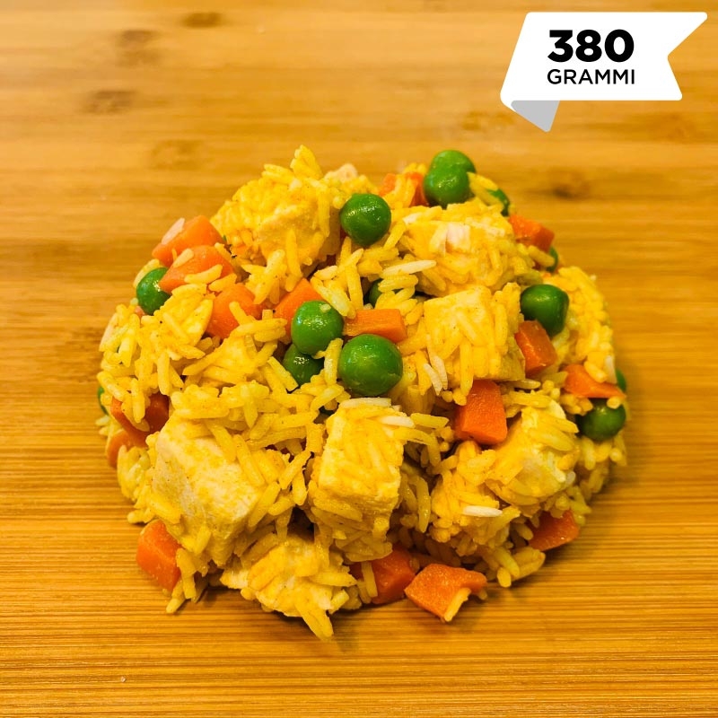 Riso Basmati con curcuma e petto di pollo, carote e piselli e salsa di