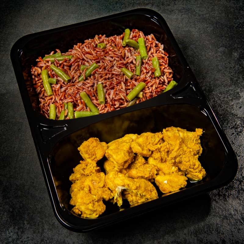Petto di pollo al curry e latte di cocco, riso rosso e ...