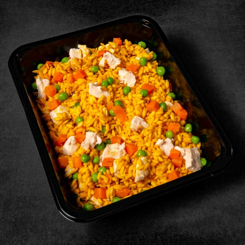 Riso carnaroli con curcuma, pollo, carote, piselli e salsa ...